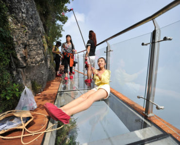 glass skyway in China